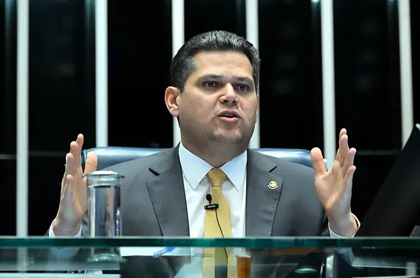 Alcolumbre evita prazo para PEC 6x1 e empresários pedem adiamento