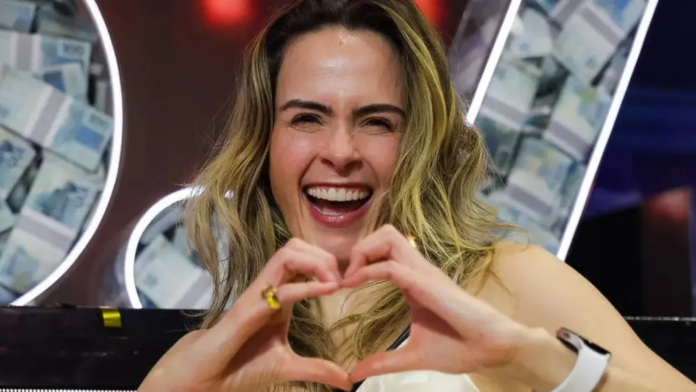 Ana Paula Renault atrai fãs eufóricos em mesa no SP2B