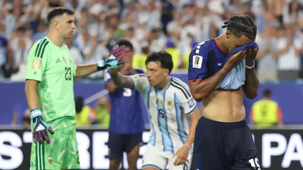 Argentina escapa do vexame com gol contra na prorrogação