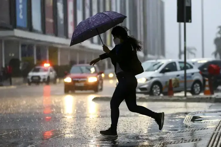Brasil tem contraste climático: temporais no Norte e seca no Centro-Oeste
