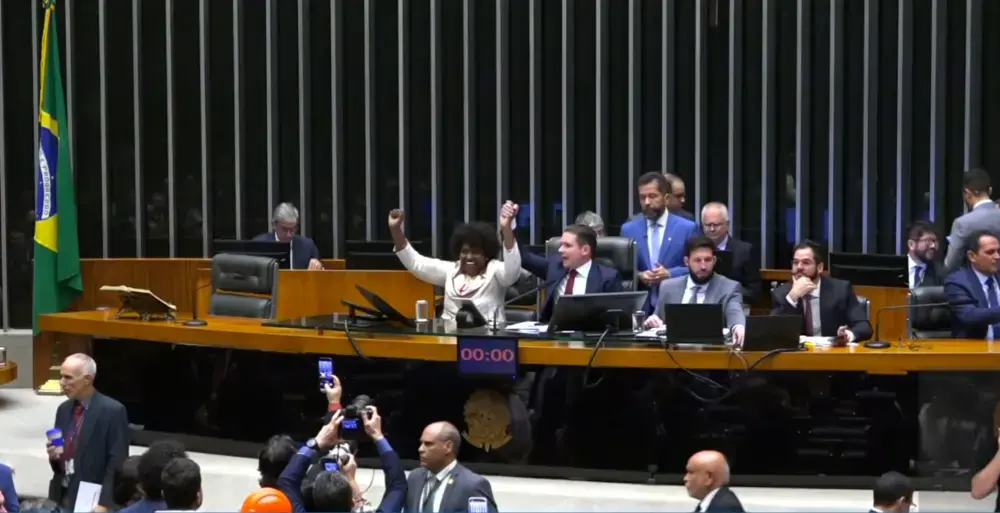 Câmara aprova fim da escala 6x1; PEC segue para o Senado