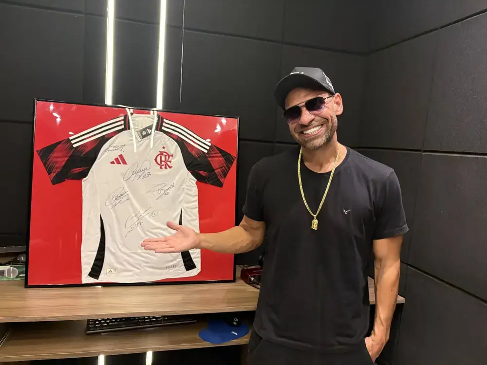 Camisa do Flamengo autografada é rifada para projeto social