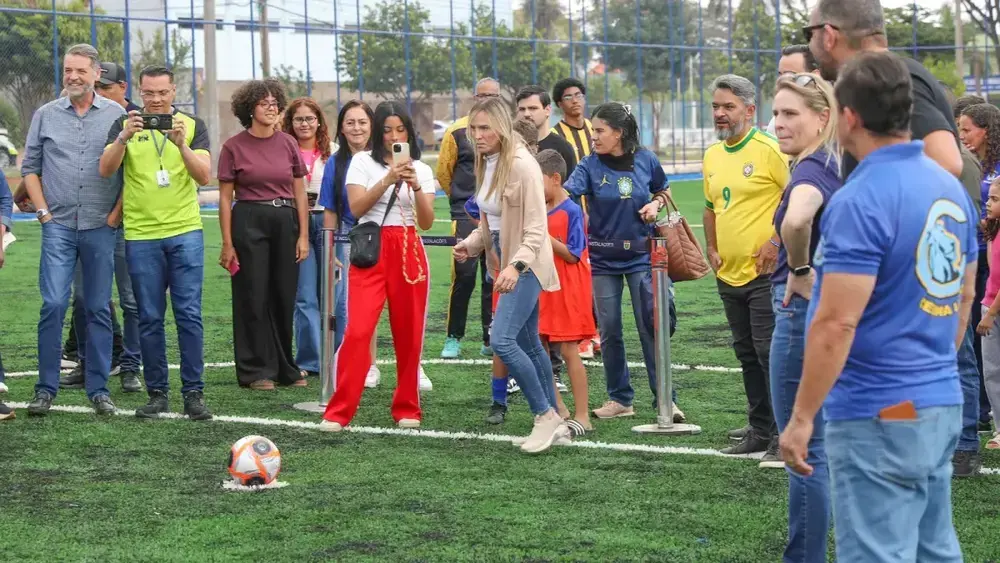 Celina Leão entrega campos sintéticos reformados em Taguatinga e Samambaia