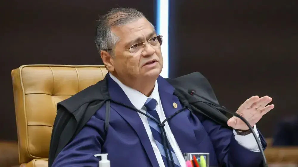 Dino ordena prisão domiciliar de secretário do MA por coação
