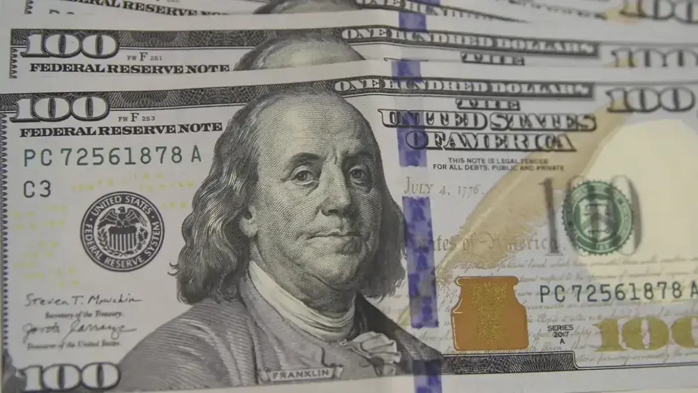 Dólar abre estável com IPCA-15 abaixo do esperado e Fed no radar