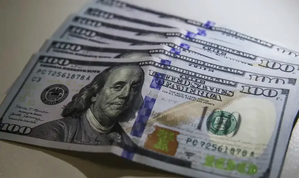 Dólar fecha a R$ 4,95, menor nível em dois anos