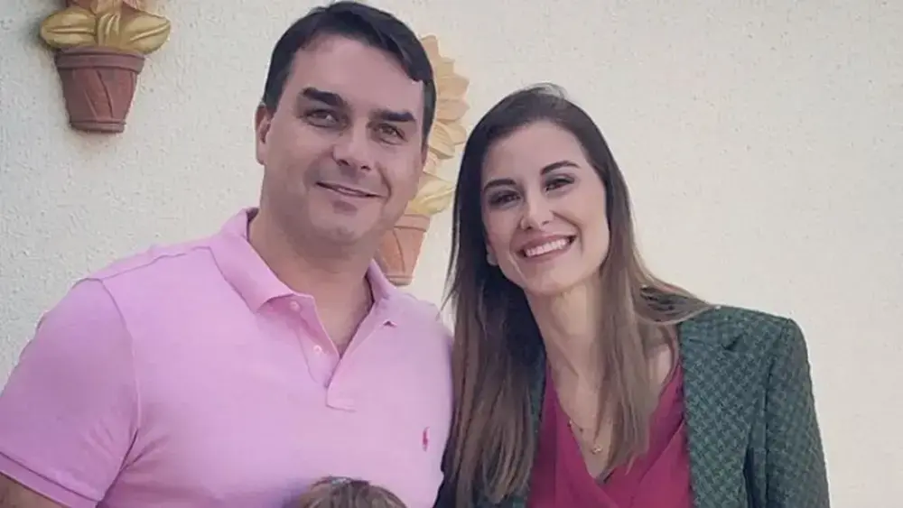 Esposa de Flávio defende senador após briga com Michelle