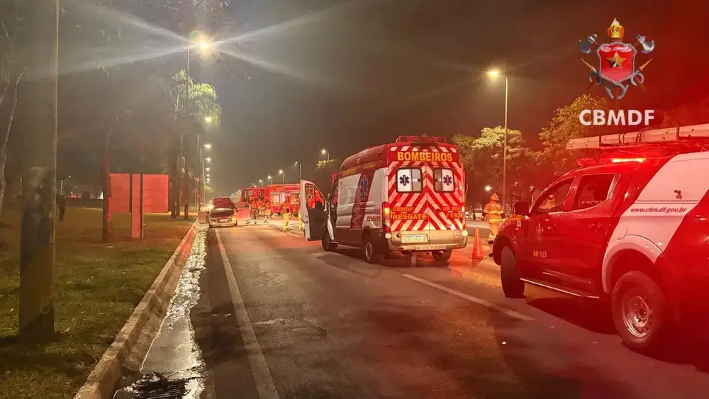 Fiat Punto pega fogo no Eixão Sul e interdita pista