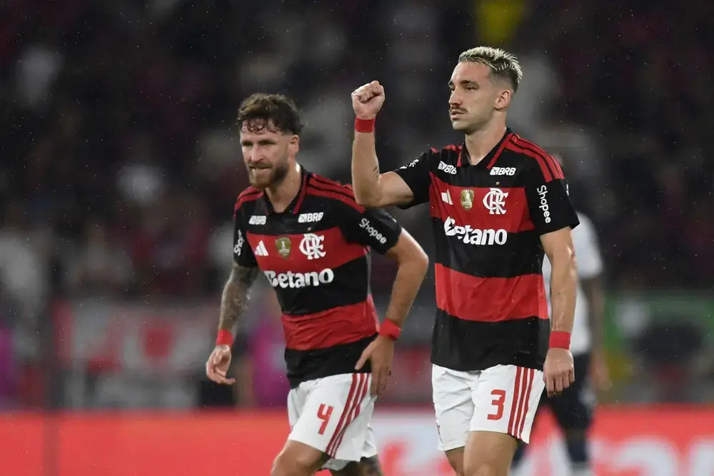 Flamengo empata com Athletico-PR e segue a 4 pontos do líder Palmeiras