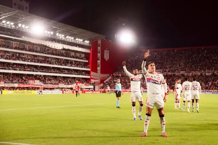 Flamengo empata, mas Arrascaeta fratura a clavícula