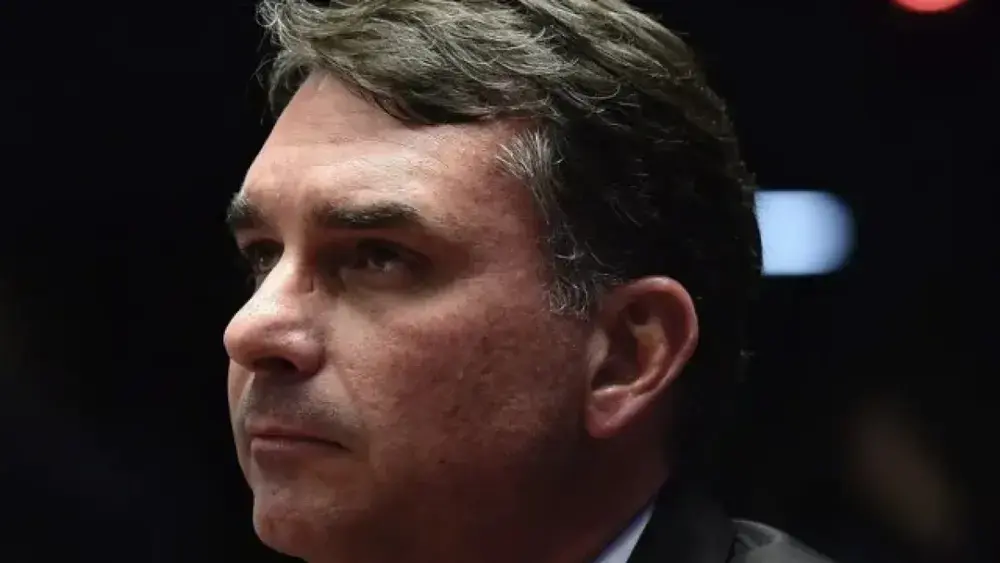 Flávio Bolsonaro critica relação do pai com a imprensa