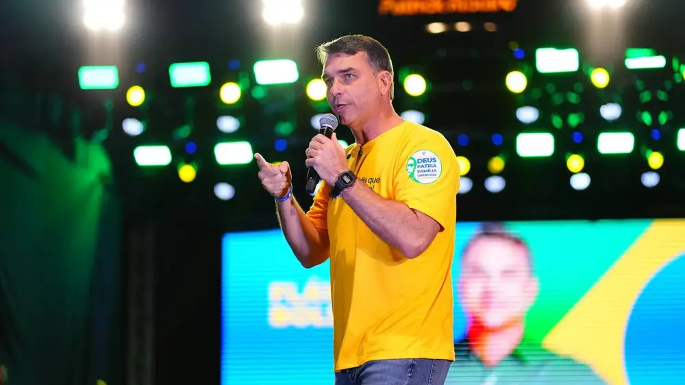 Flávio Bolsonaro diz que aceitará resultado das urnas e critica TSE