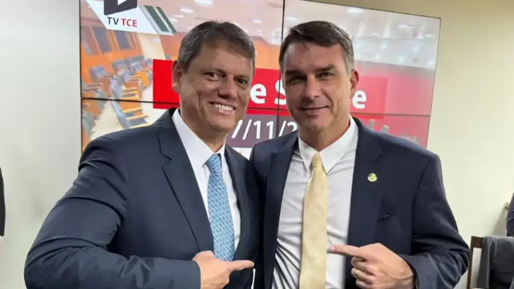Flávio Bolsonaro muda QG para SP e mira agenda com Tarcísio