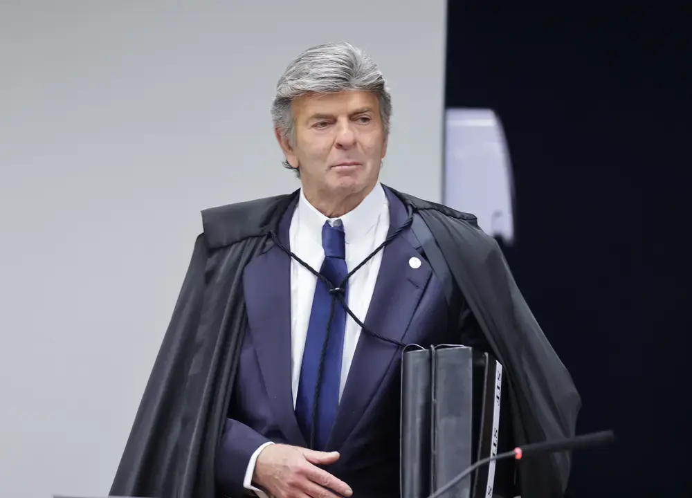 Fux segue Cármen Lúcia e vota contra redução da inelegibilidade