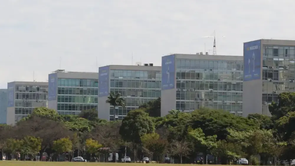 Governo autoriza saída mais cedo em dias de jogos do Brasil