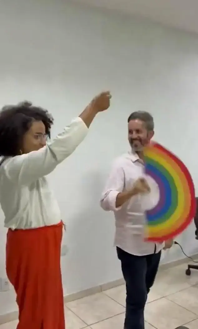 Grass aprende arte do leque com travesti em campanha