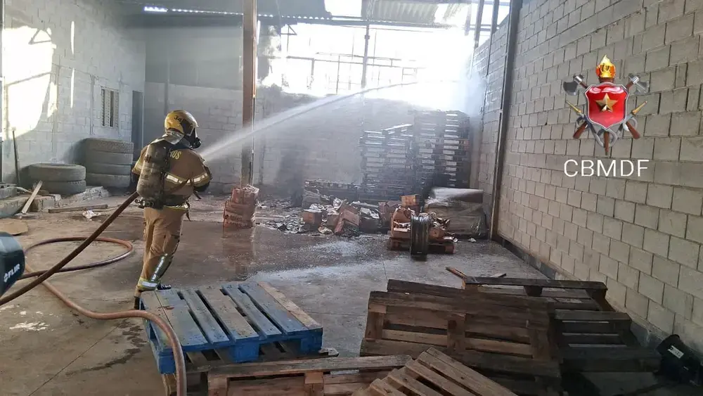 Incêndio em galpão em Ceilândia mobiliza bombeiros