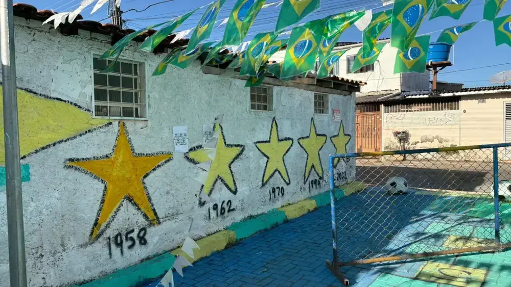 Moradores do Cruzeiro transformam beco em arena para torcer pelo Brasil