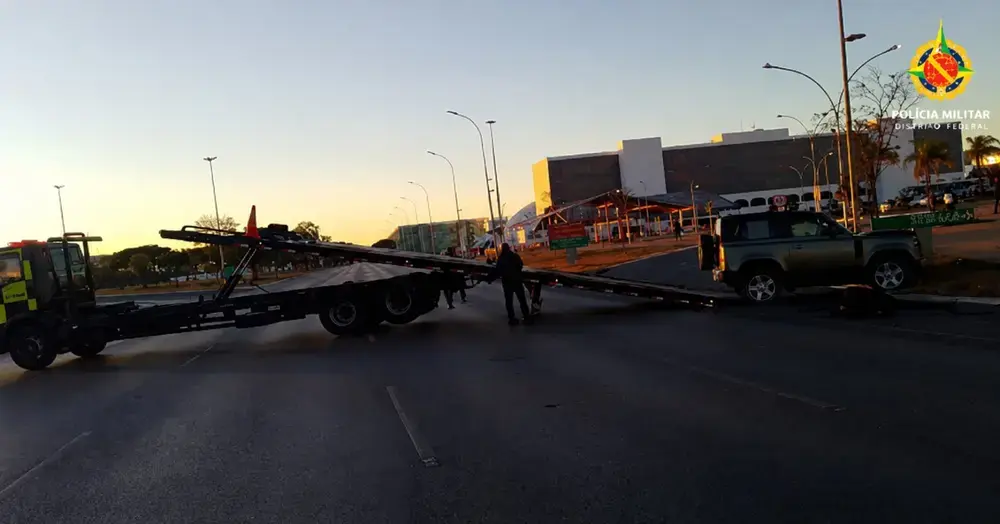 Motorista embriagada bate Land Rover e derruba poste em Brasília