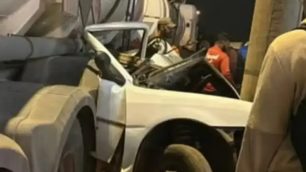 Motorista morre prensado entre caminhão e poste em Goiânia