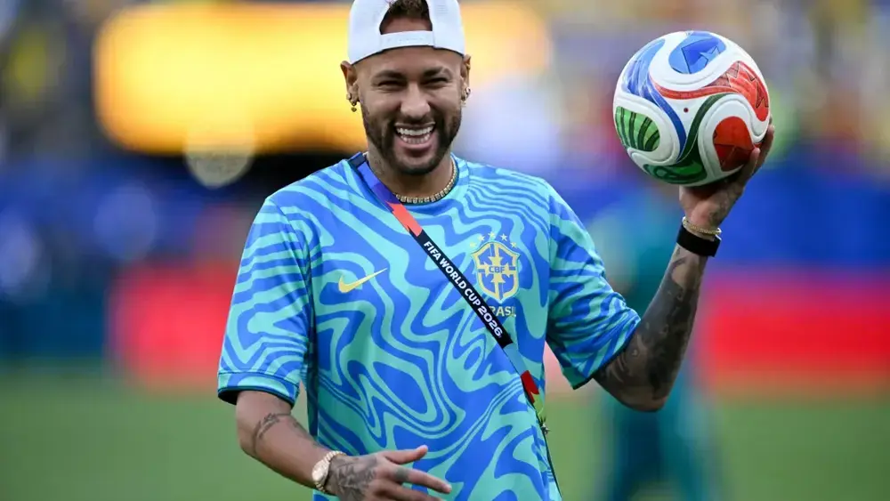 Neymar é festejado após primeiro treino com a Seleção na Copa