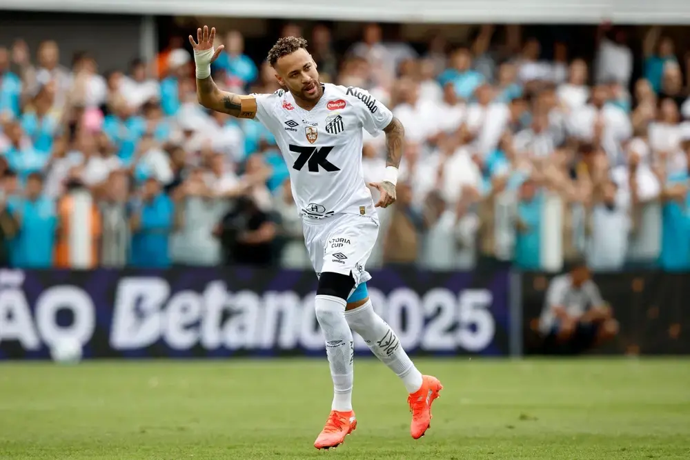 Neymar marca, Santos vence Bragantino e escapa do Z4