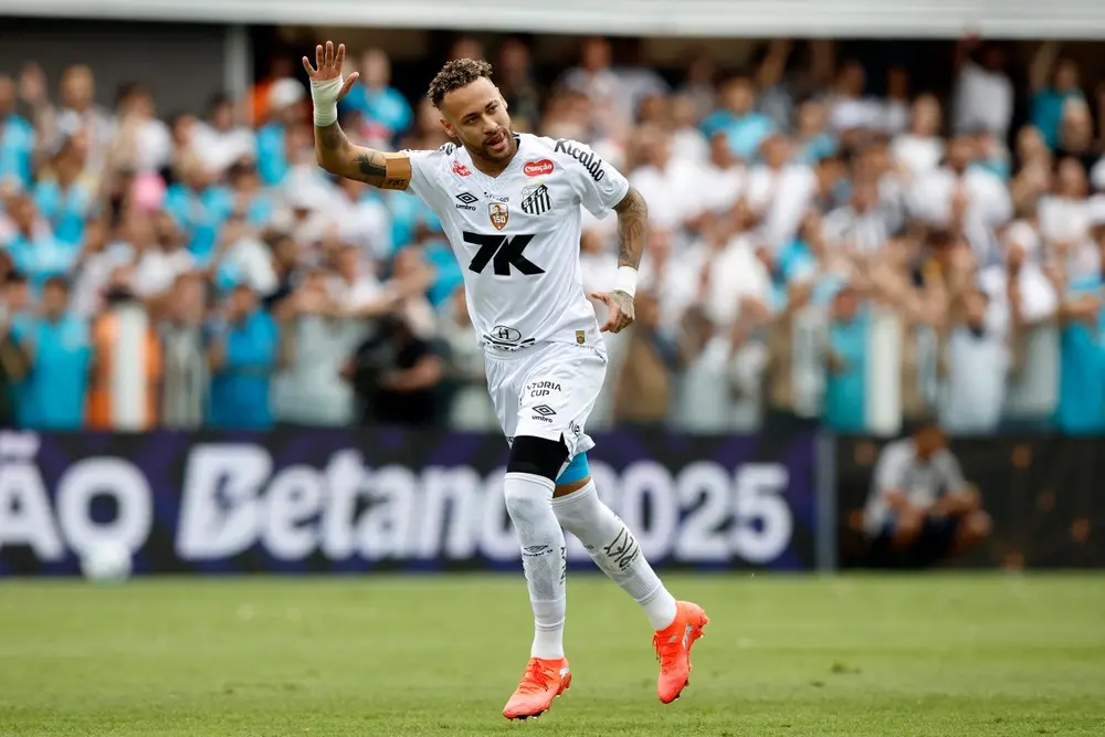 Neymar marca, Santos vence Bragantino e escapa do Z4