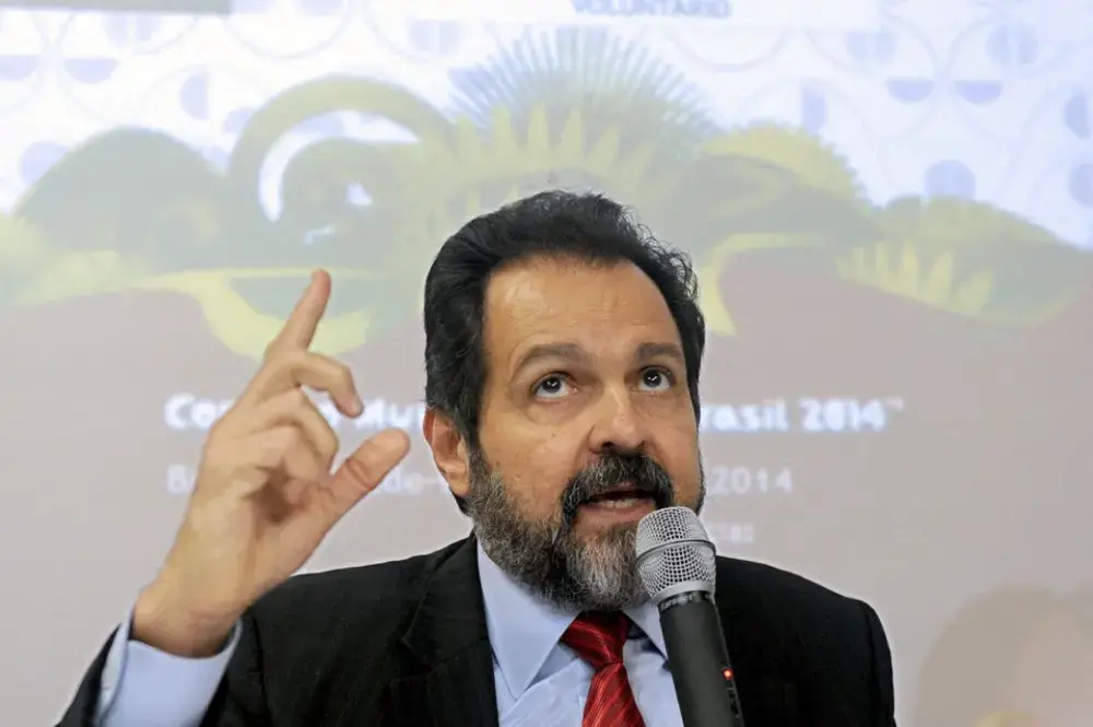 PT brasiliense fecha chapa; Agnelo concorre a federal