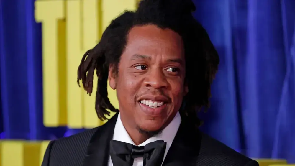 Rihanna volta ao palco com Jay-Z e brinca: 'Estou enferrujada