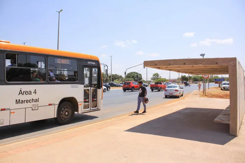 Roubos em ônibus do DF caem 52% com pagamento digital