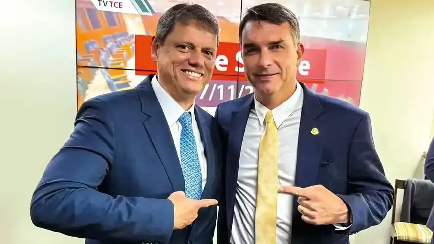 Tarcísio diz que Flávio precisa explicar caso Banco Master