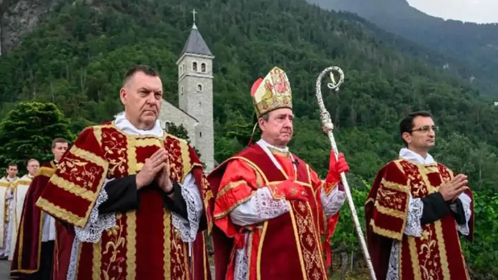 Vaticano excomunga padres e fiéis de grupo ultraconservador