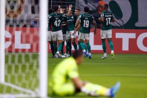 Palmeiras vence Bragantino e mantém liderança isolada