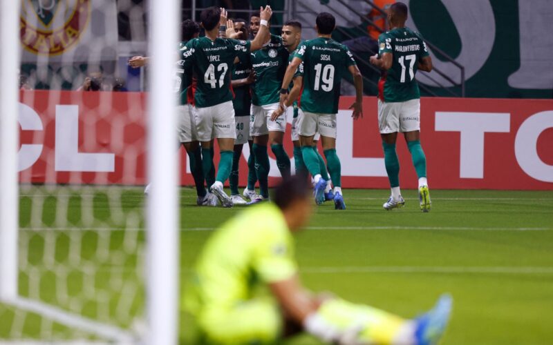 Palmeiras vence Bragantino e mantém liderança isolada