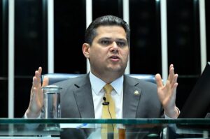 Alcolumbre evita prazo para PEC 6x1 e empresários pedem adiamento