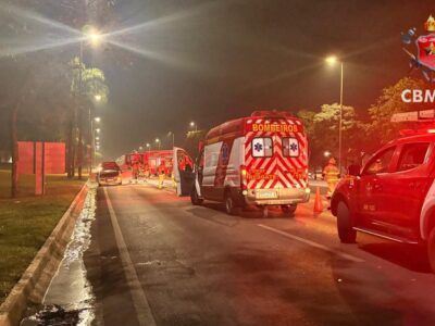 Fiat Punto pega fogo no Eixão Sul e interdita pista