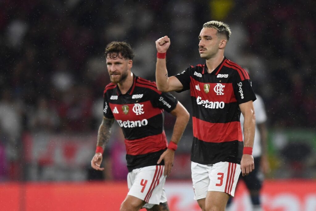 Flamengo empata com Athletico-PR e segue a 4 pontos do líder Palmeiras