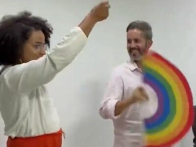 Grass aprende arte do leque com travesti em campanha