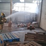 Incêndio em galpão em Ceilândia mobiliza bombeiros