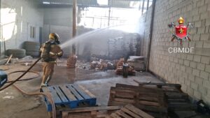 Incêndio em galpão em Ceilândia mobiliza bombeiros