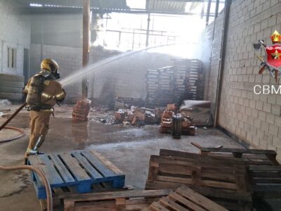 Incêndio em galpão em Ceilândia mobiliza bombeiros