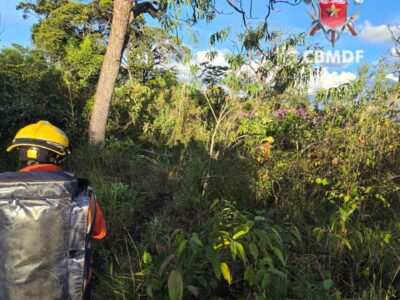 Bombeiros resgatam homem com dores nas pernas em área rural de Brazlândia