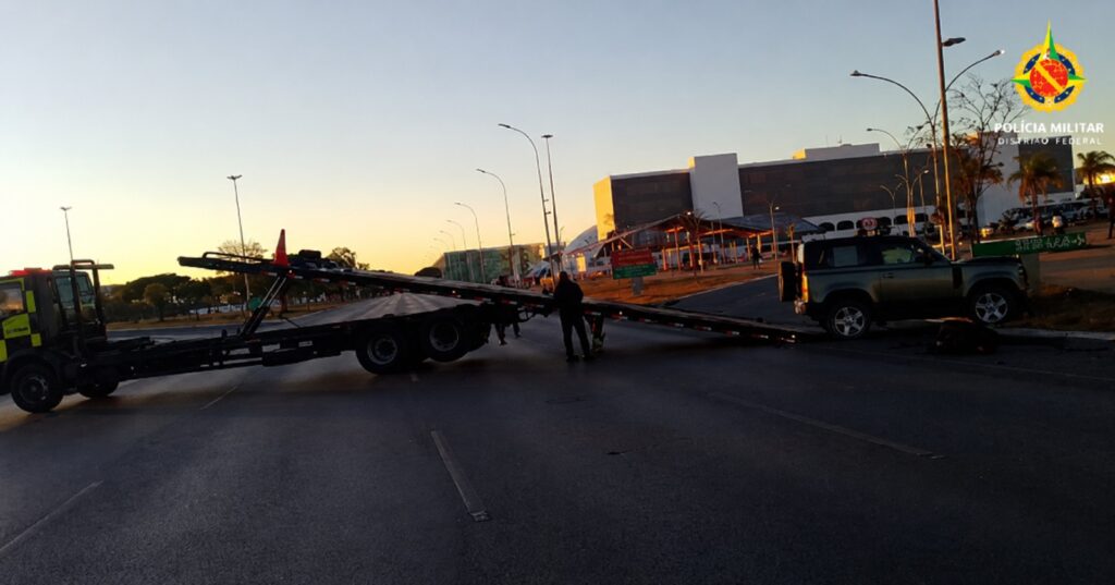 Motorista embriagada bate Land Rover e derruba poste em Brasília